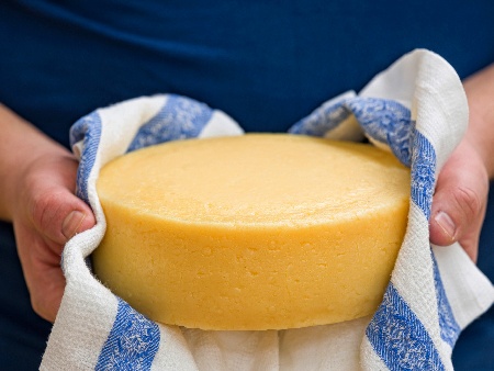 Домашен кашкавал от прясно мляко с мая за сирене и лимонена киселина - снимка на рецептата
